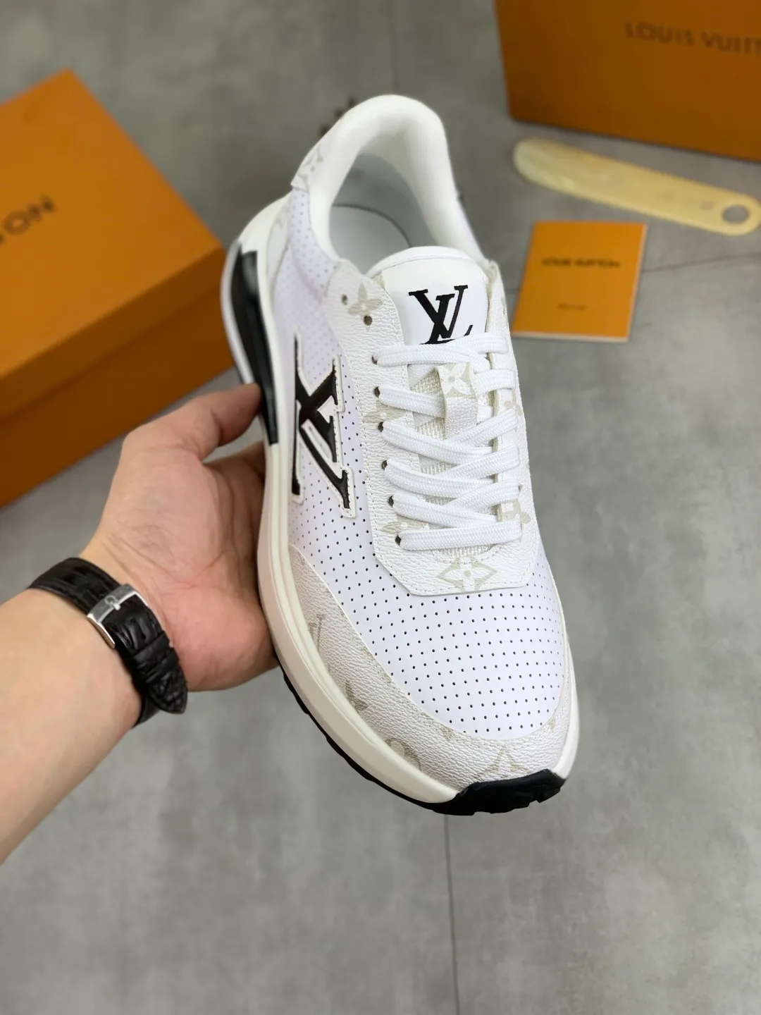 Men's shoes 💰P460 💰 [New model] 🆘 The latest model from LV official website 🎁 Casual and fashionable men's shoes 👟 Hot style 💥 Simple and elegant style, exclusive for trendy men. Unique latest brand elements from the official website 👑 Original decoration, fashionable and generous, the fabric is made of original calfskin ➕ Comfortable and breathable mesh lining ➕ Pigskin lining ✅The official website specifies wear-resistant casual outsole, the classic model is taken in real life🎬Color: 3️⃣colors available😍Number of codes: 38-44 (45 46 customized)